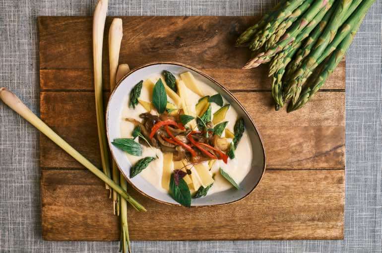 Thai-Spargel aus der Speisekarte, angerichtet mit frischen Kr&auml;utern