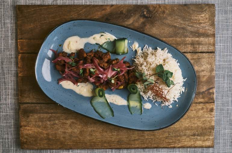 Veganer Gyros mit frischem Gem&uuml;se, angerichtet auf dem Buffet