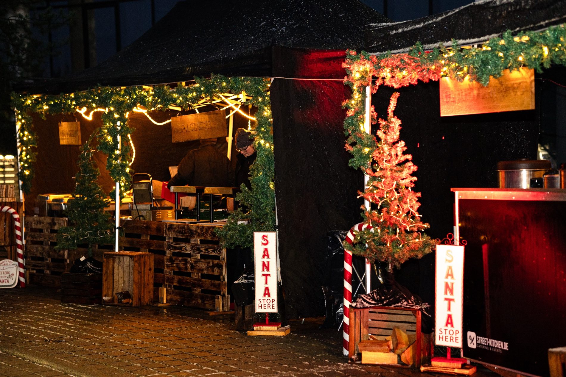 Weihnachtlich dekorierte Zeltbude auf dem mobilen Firmenweihnachtsmarkt