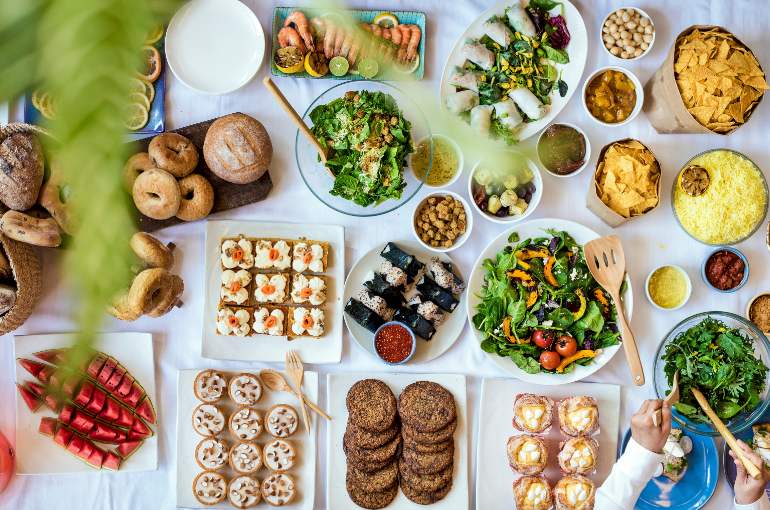 Bild Tische mit Blumendekoration von einem Frühlingsfest vom Catering