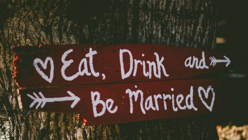 Schild Just Married von einem Hochzeits-Catering event