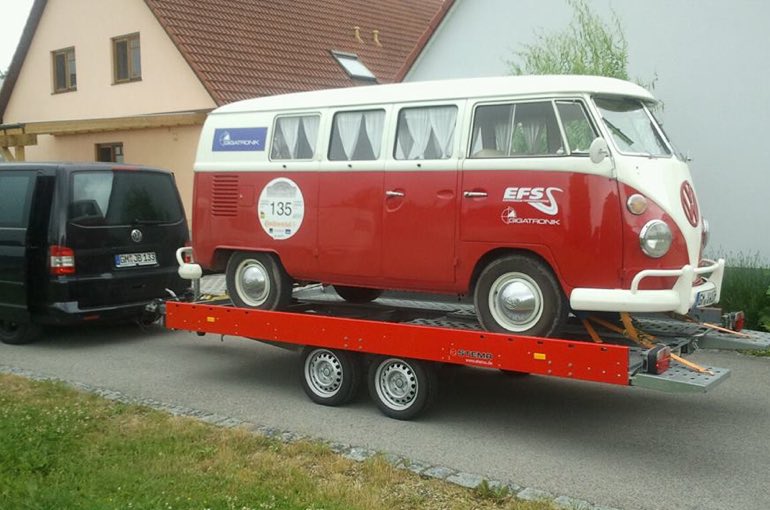 VW Bulli  auf dem Anhängerzur Donau Classic