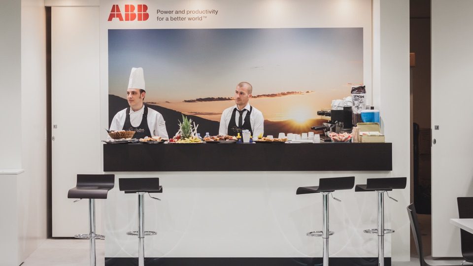 Foto vom Stand mit Köchen von unserem Messe-Catering bei ABB